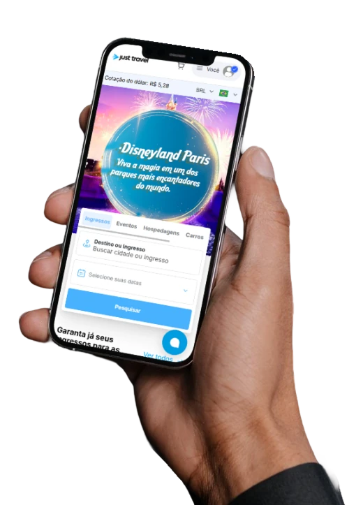 Cliente comprando ingressos pelo celular no site de uma agência Just Travel